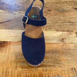 Mia. Navy blue chunky sole clogs